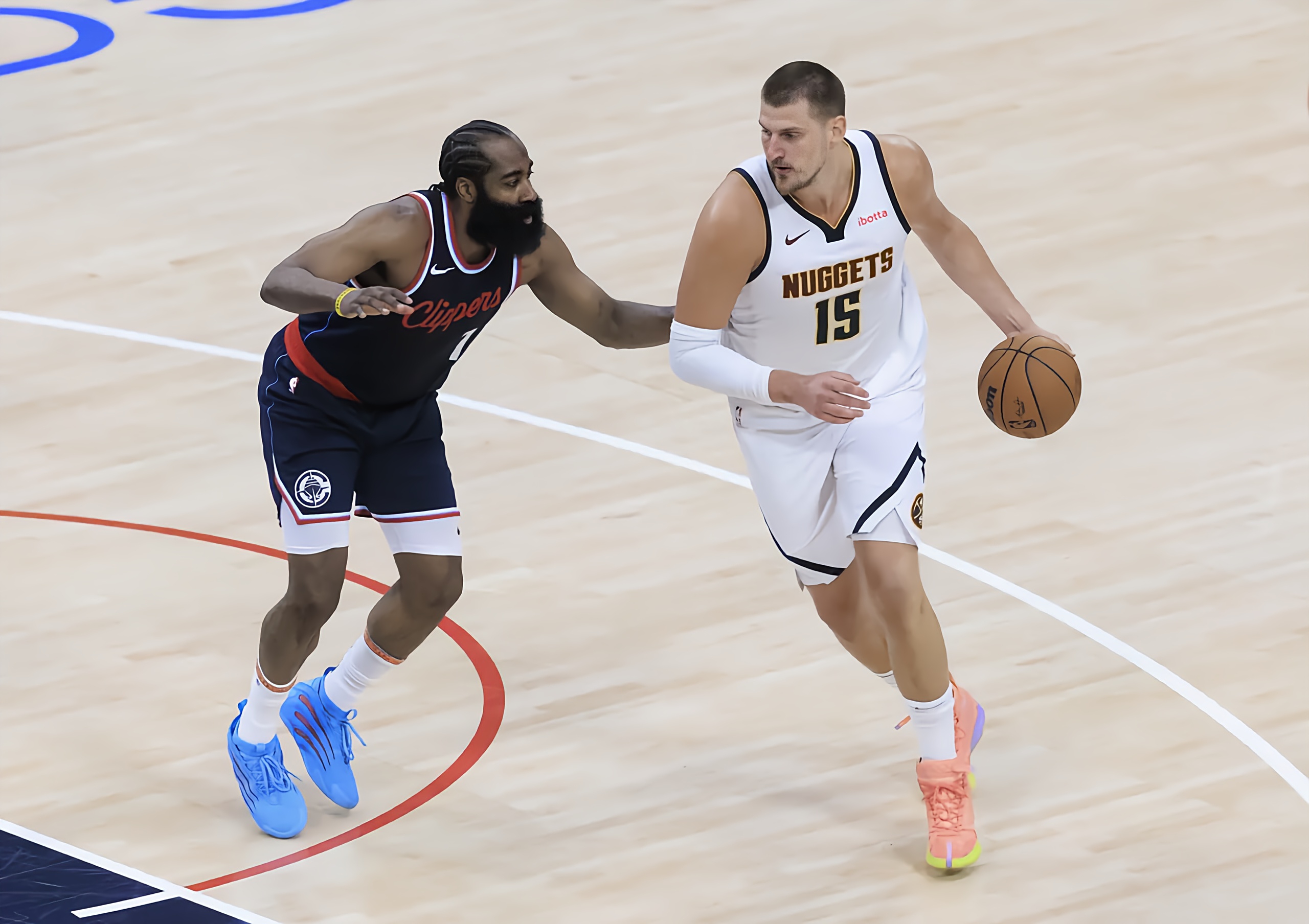 洛杉矶快船发布备战花絮，清晨状态回暖，NBA常规赛任务艰巨，更衣室氛围转暖的简单介绍